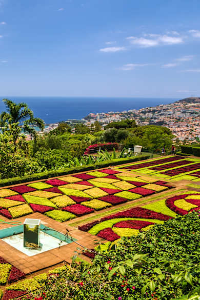 Ein Garten mit bunten Mustern am Meer
