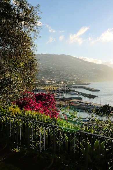 Blick auf eine Bucht mit Schiffen und Bergen im Hintergrund