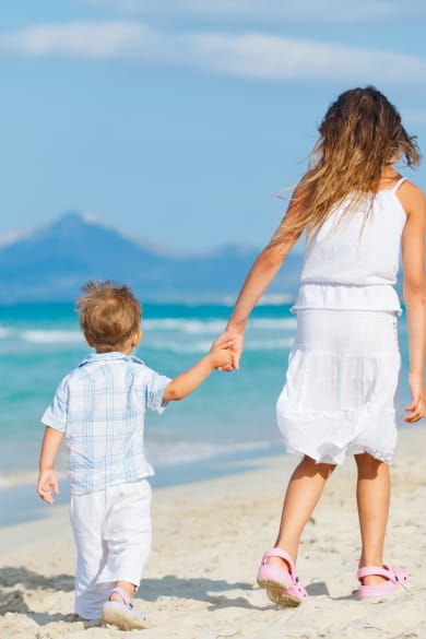 Kinder am Strand auf Mallorca, Balearen, Spanien