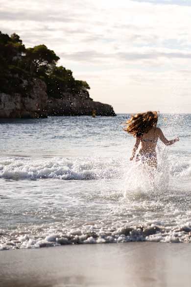 Wellen am Strand Cala Santanyi, Mallorca, Spanien