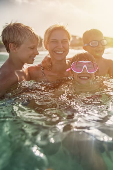 Familie im Meer auf Mallorca, Spanien
