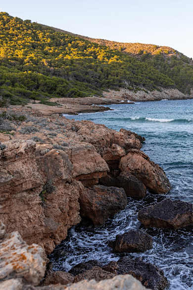 Felsen in der Bucht Cala Agulla auf Mallorca, Spanien