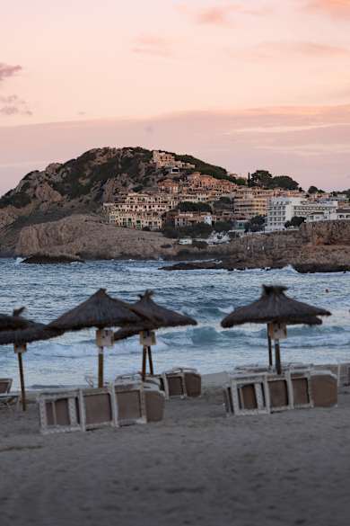 Sonnenuntergang in der Bucht Cala Agulla auf Mallorca, Spanien