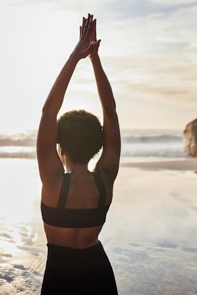 Yoga am Strand mit Blick auf das Meer