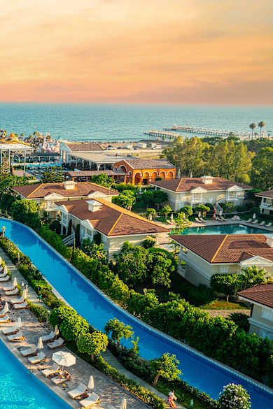 Kundu - Belek Ferienanlage mit 5 Sterne Hotels. Strand, Meer, Wassersport, Parasailing, Unterhaltung und Einkaufszentrum. Antalya, Türkei © Shutterstock | fotopanorama360