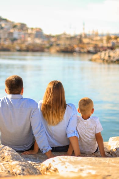Familie sitzt am Meer, Türkei