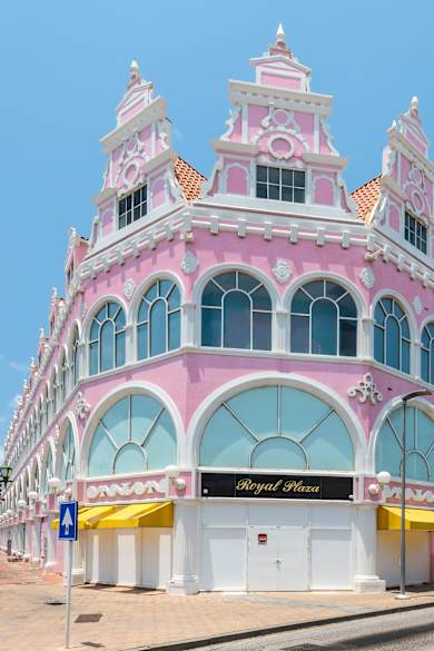 Farbenfrohe Shops in Oranjestad auf Aruba, Karibik © Shutterstock