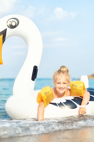 Mädchen an einem schönen Strand
