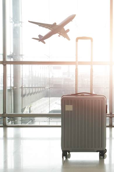Koffer am Flughafen-Gate