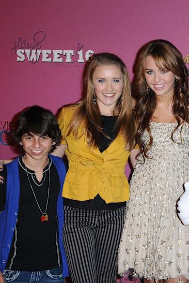 Miley Cyrus und Cast Mitglieder von Hannah Montana bei der Sweet 16 Celebration for Miley Cyrus © Shutterstock | s_bukley
