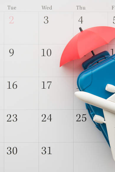 Kalenderblatt mit Koffer- und Flugzeug-Modell