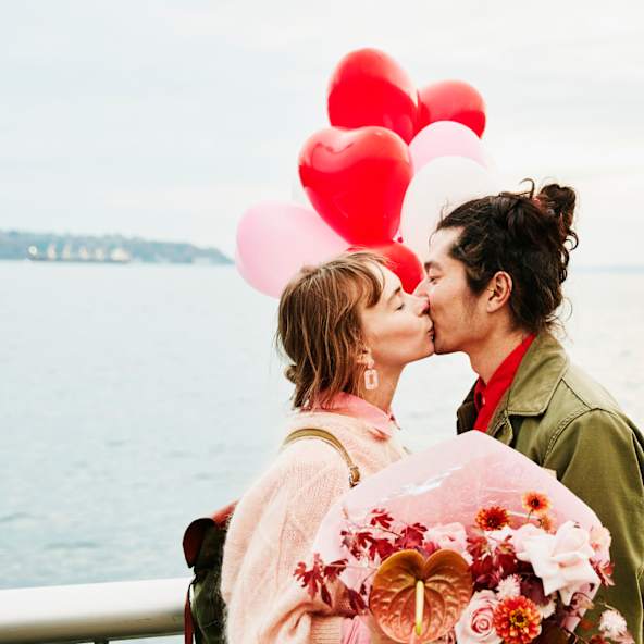 Paar an Valentinstag © Thomas Barwick/DigitalVision via Getty Images