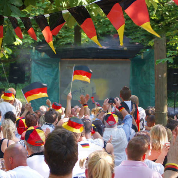 Deutschlandfans vor einer Leinwand draußen