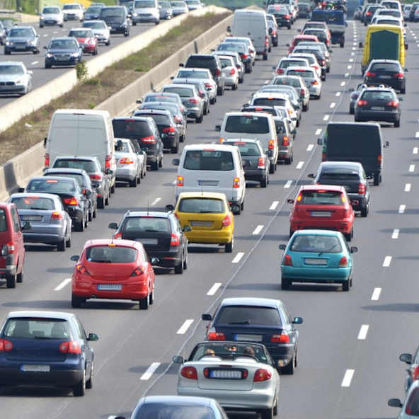 Zu Ostern werden wohl viele Reisende wieder im Stau stehen. © iStock via Getty/XXLPhoto
