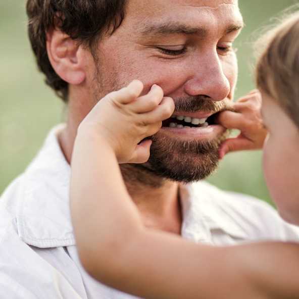 Der 14. Mai ist Vatertag. © Halfpoint/iStock via Getty Images