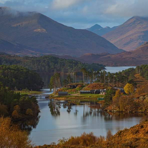 Die schottischen Highlands präsentieren sich im Herbst als wahres Farbspektakel. © Andrew Briggs/iStock via Getty Images