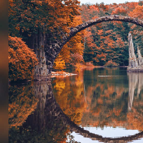 Die Rakotzbrücke in Sachsen ist zu jeder Jahreszeit ein besonderer Anblick. © DaLiu/Shutterstock.com