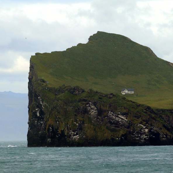 Auf Elliðaey ist das mutmaßlich "einsamste Haus der Welt" gelegen. © iStock via Getty/Colleen Bradley