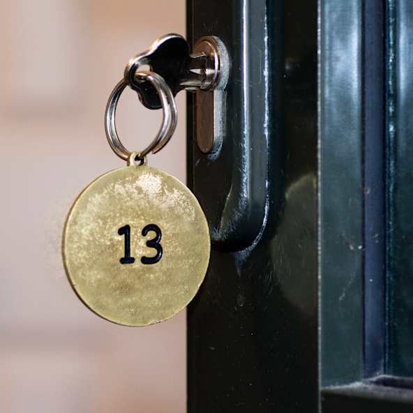 Zimmerschlüssel mit der Zahl 13.