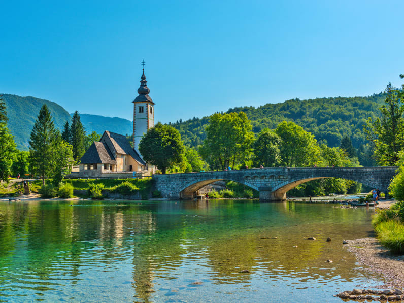 Blick auf die Johanneskirche am Bohinje See © Carlo Irek/HUBER IMAGES