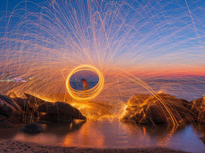 Brennende Stahlwolle ©puttapon/Moment via Getty Images