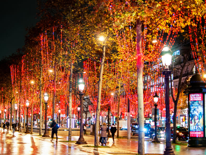 Champs Elysées an Weihnachten © legna69/iStock Unreleased