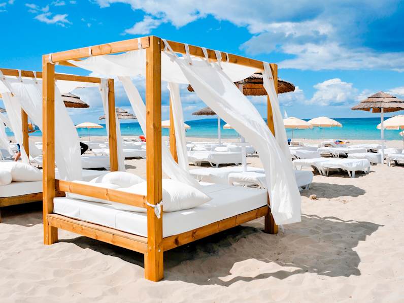 Daybeds und Liegen am Strand