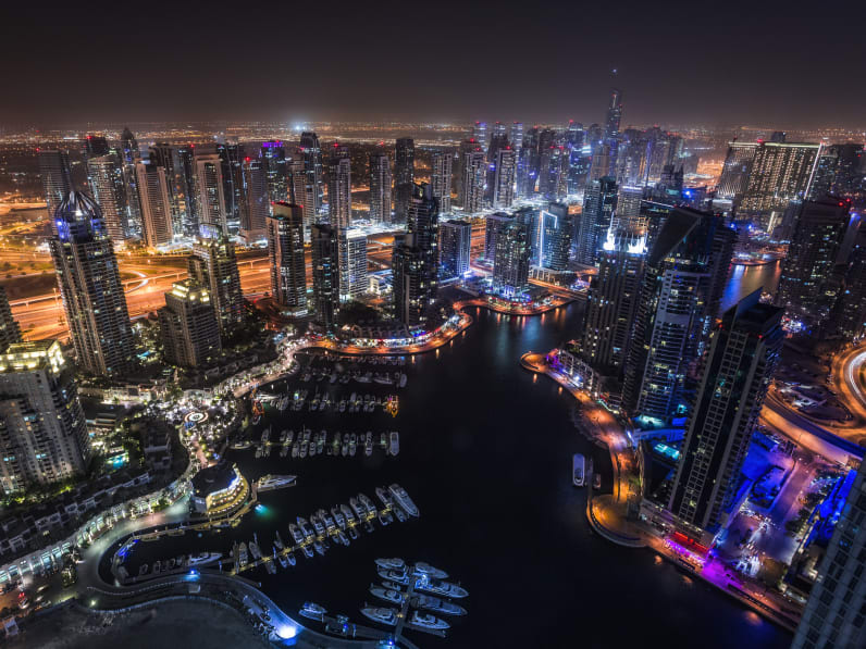 Dubai bei Nacht © Pierre Ogeron/Moment via Getty Images