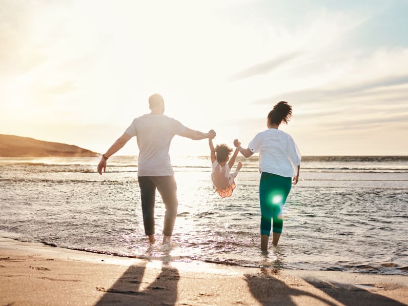 Familie am Strand © stock.adobe.com - Ramba/peopleimages.com