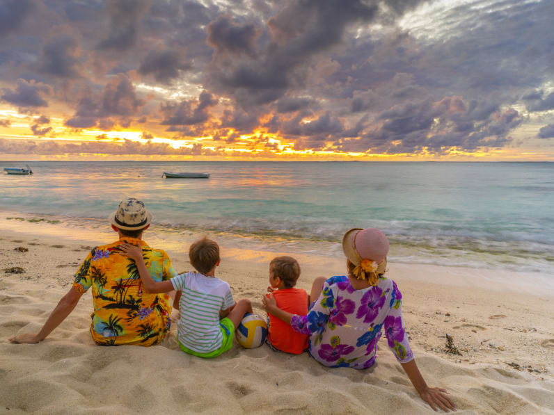 Familie am Strand ©Roberto Moiola / Sysaworld/Moment via Getty Images