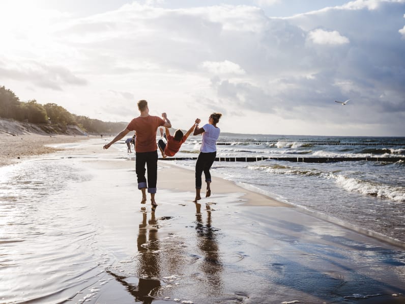 Eine Familie am Ostsee-Strand @ hemminetti - stock.adobe.com