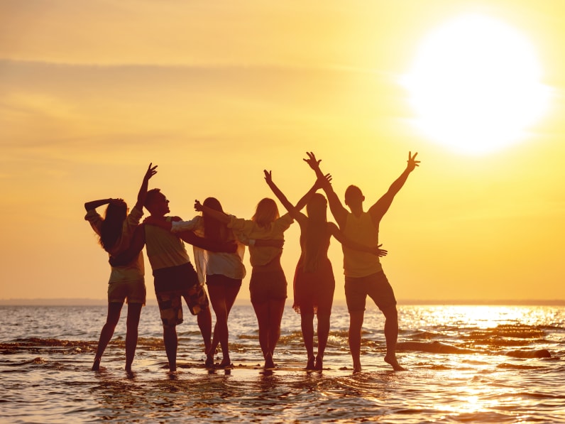 Freunde am Strand, Costa de la Luz © cppzone - stock.adobe.com