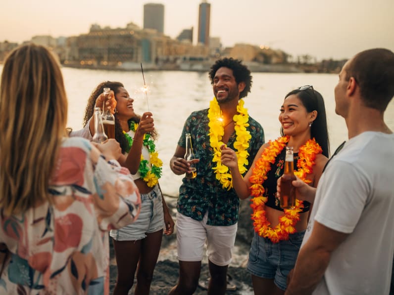 Freunde trinken Bier gemeinsam © Kosamtu/E+ via Getty Images