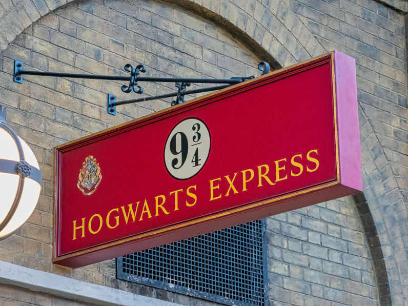 Rotes Schild mit der Aufschrift 9 3/4, Hogwarts Express