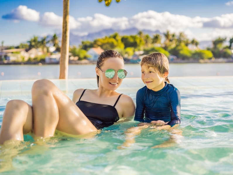 Glückliche Familie, die sich im Sommerurlaub entspannt ©iStock.com/galitskaya