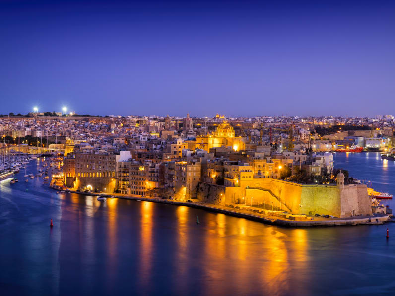 Hafen bei Nacht, Malta © ewg3D/E+ via Getty Images