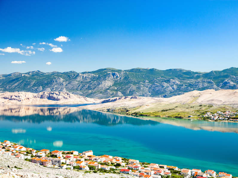 Ausblick auf die Meeresbucht vor dem Velebit Gebirge auf Pag
