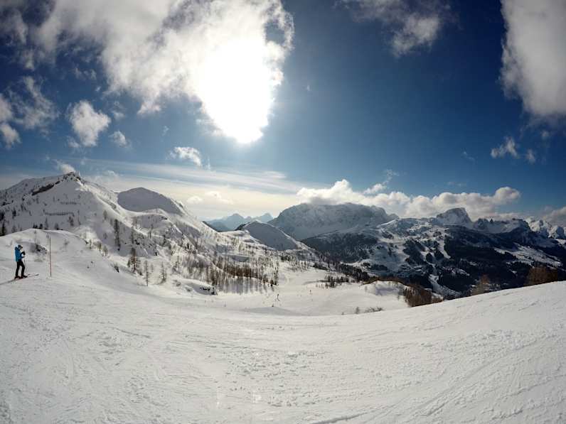 Skipiste und Berge in Kärnten, Österreich.