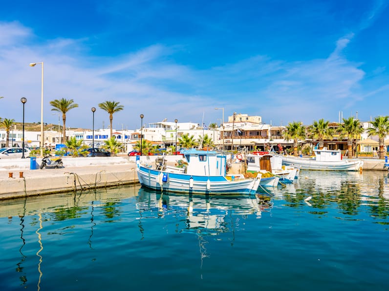 Blick vom Meer auf den Hafen von Kardamena.