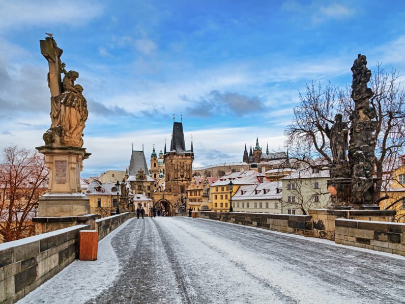 Karlsbrücke am Wintermorgen, Prag © iStock.com/rusm