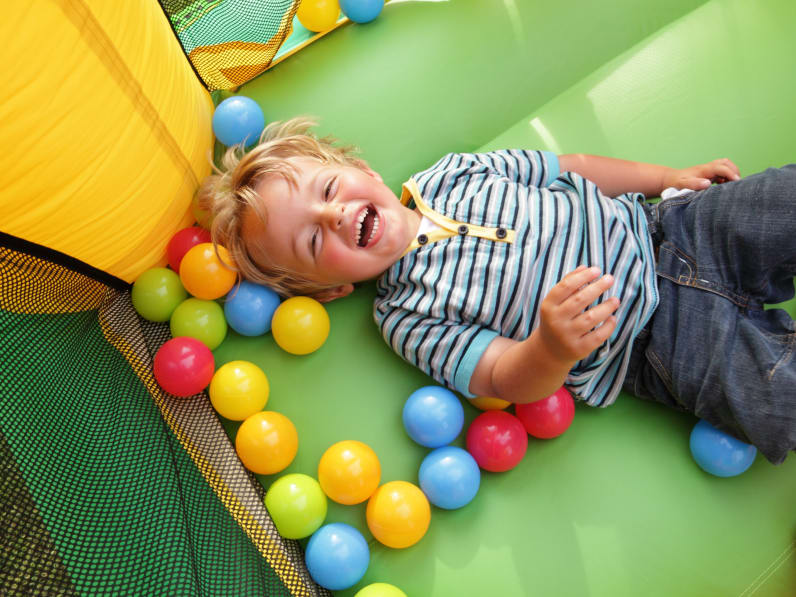 Glückliches Kind in Hüpfburg © stock.adobe.com - Brian Jackson