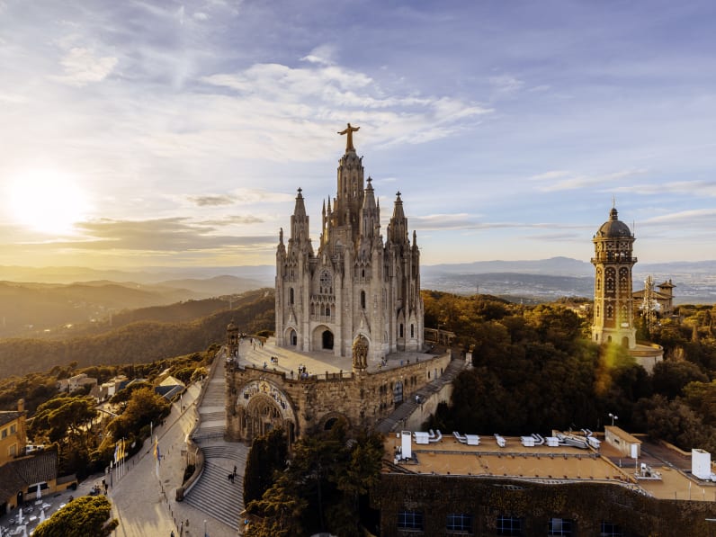 Kirche Sagrat Cor auf dem Tibidabo, Barcelona, Spanien © Alexander Spatari/Moment via Getty Images
