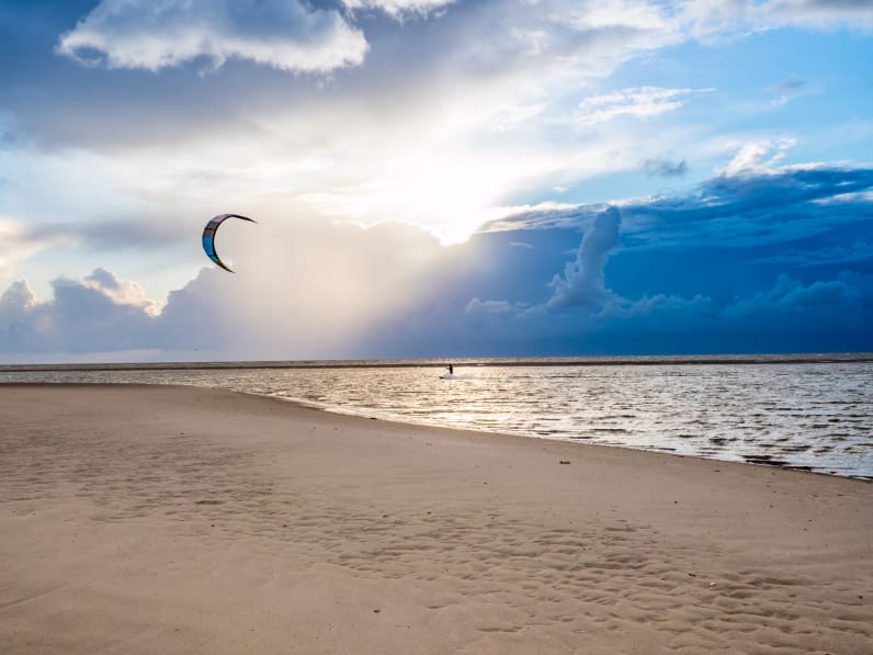 Kitesurfer alleine im Meer in St. Peter-Ording, Nordsee © iStock.com/Animaflora