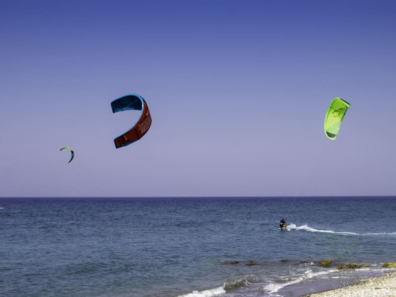 Kitesurfer in der Nähe von Strand von Theologos, Rhodos © iStock.com/noel bennett