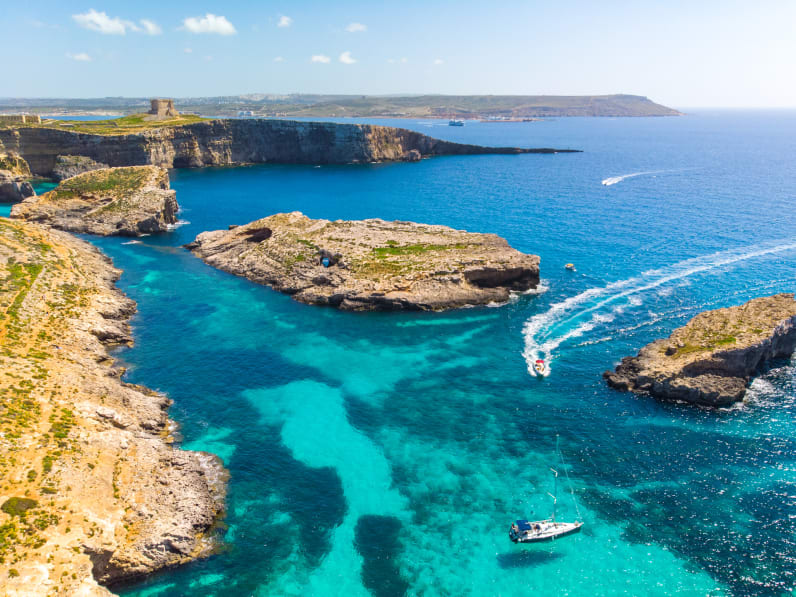 Bote vor der Küste von Comino, Malta © iStock.com/Karina Movsesyan