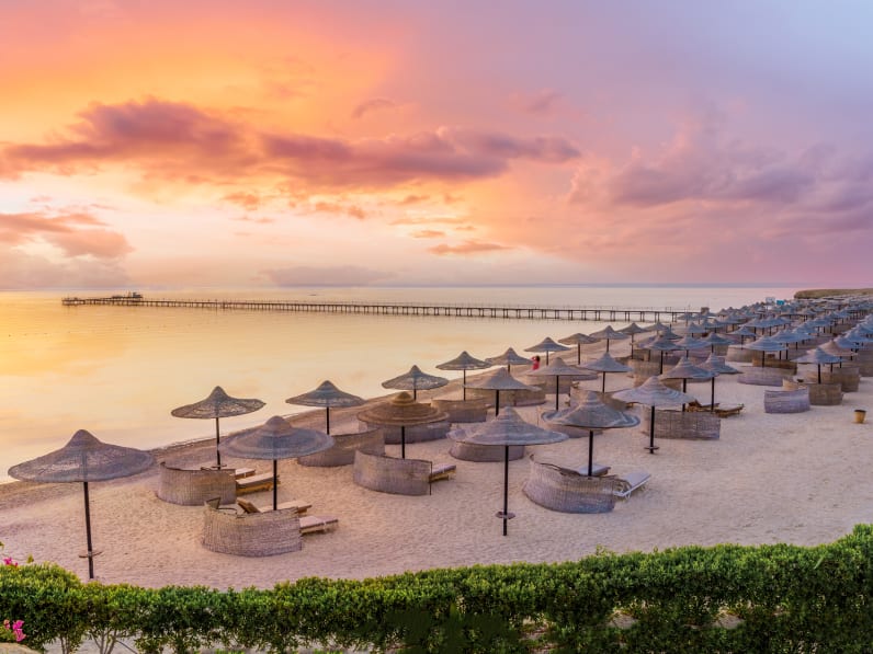 Landschaft mit Strand bei Sonnenaufgang in Marsa Alam © iStock.com/Balate Dorin