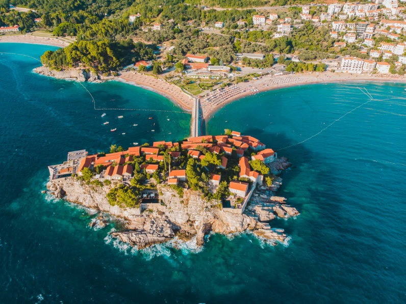 Luftaufnahme der Insel von Sveti Stefan in Montenegro © iStock.com/Vera_Petrunina