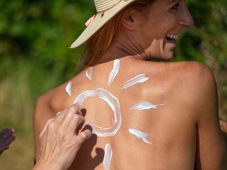 Beim nackt Sonnenbaden ist Sonnenschutz wichtig © lettas - stock.adobe.com