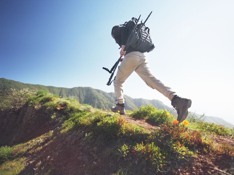 Mann wandert auf den Kanaren © Stanislaw Pytel/Stone via Getty Images