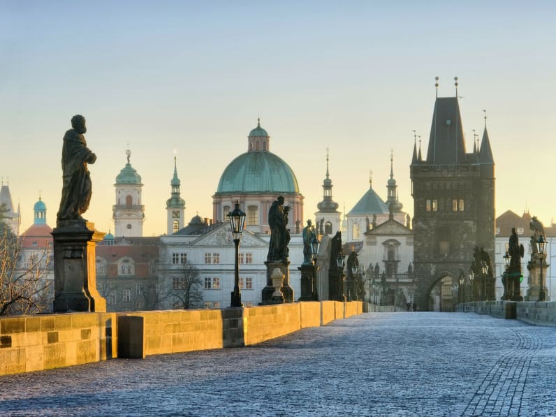 Morgenstimmung auf der Karlsbrücke, Prag © LianeM - stock.adobe.com